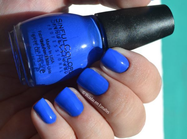 Unhas com o Esmalte Sinful Colors Endless Blue