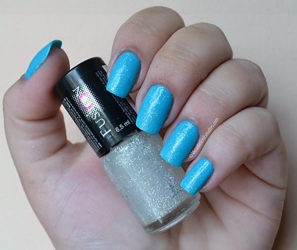 Unhas com Esmalte Azul com Glitter 3D The Fusion