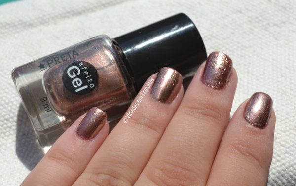 Unhas com o Esmalte Preta Gil Pagode Efeito Gel