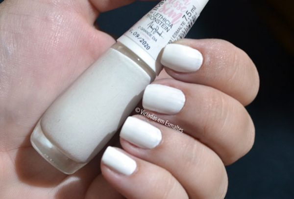 Unhas com Esmalte Branco Impala O Grande Dia